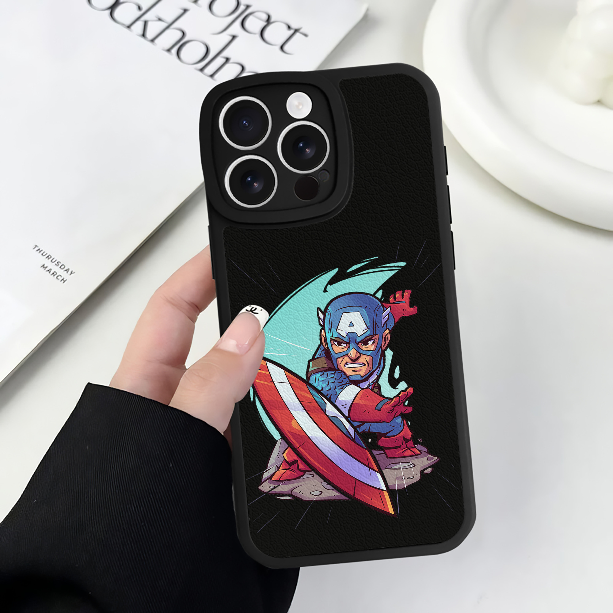 （画像用） アベンジャーズ The Avengers 【iPhone 16シリーズ対応】シリコンスマホケース（レザー調） 材質：シリコン